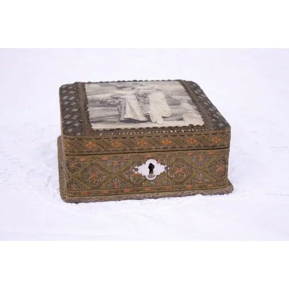 Vintage jewelry box 2 pretty flower girls, French brocade ribbon covered trinket - Picture 9 of 9